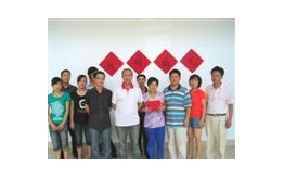 为公司内穷困家庭捐赠